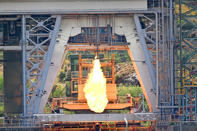 महेंद्रगिरि में ISRO के परीक्षण स्टैंड पर इंजन पावर-हेड से निकलती ज्वाला