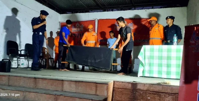 एनडीआरएफ कार्यशाला में छात्र और प्रशिक्षक